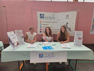 Stand de la MDPH de l’Aisne lors du forum Handicap et inclusion scolaire à Hirson avec accueil du public